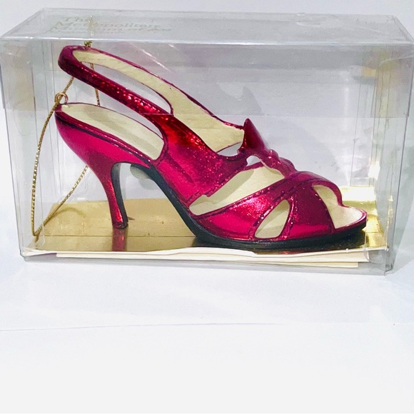 Metropolitan Museum of Art New York red shoe decor in sealed box. - Picture 4 of 14